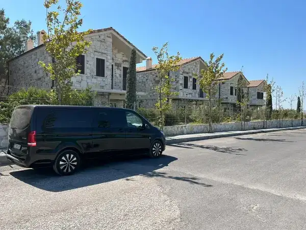 İzmir Havalimanı Alaçatı transfer için özel transfer aracı ve karşılama görseli