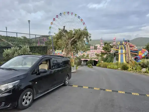 İzmir Havalimanı Bodrum transfer için özel transfer aracı ve karşılama görseli