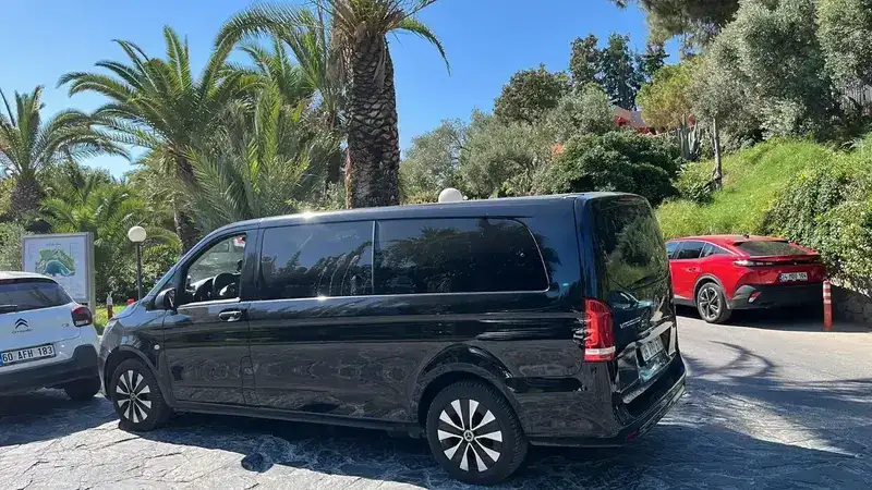 İzmir Havalimanı Çeşme transfer için özel transfer aracı ve karşılama görseli