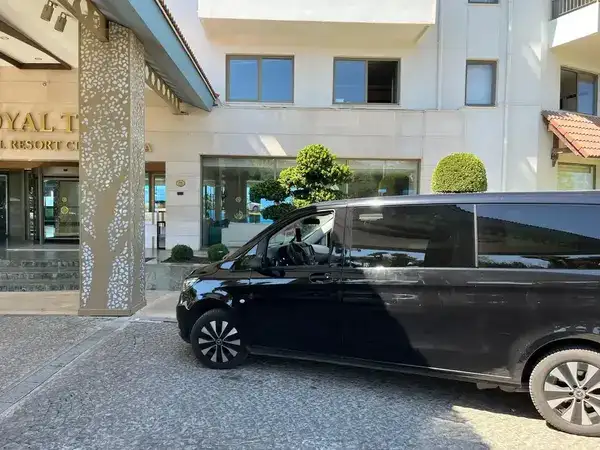 İzmir Havalimanı Didim transfer için özel transfer aracı ve karşılama görseli