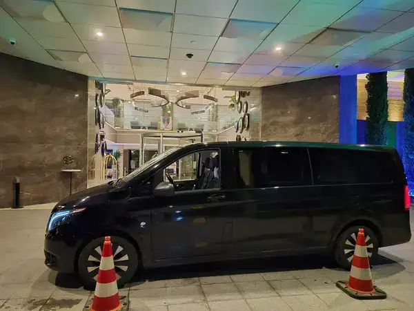 İzmir Havalimanı Foça transfer için özel transfer aracı ve karşılama görseli
