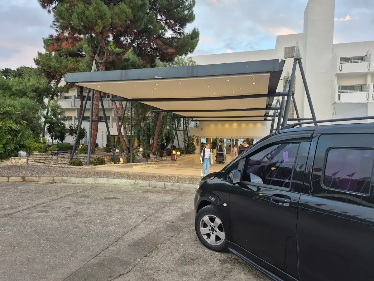 İzmir Havalimanı Gümüldür transfer için özel transfer aracı ve karşılama görseli