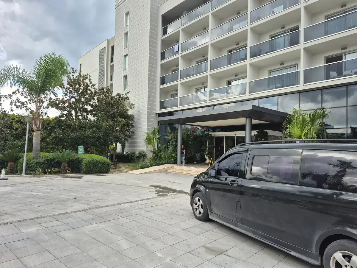 İzmir Havalimanı Kuşadası transfer için özel transfer aracı ve karşılama görseli