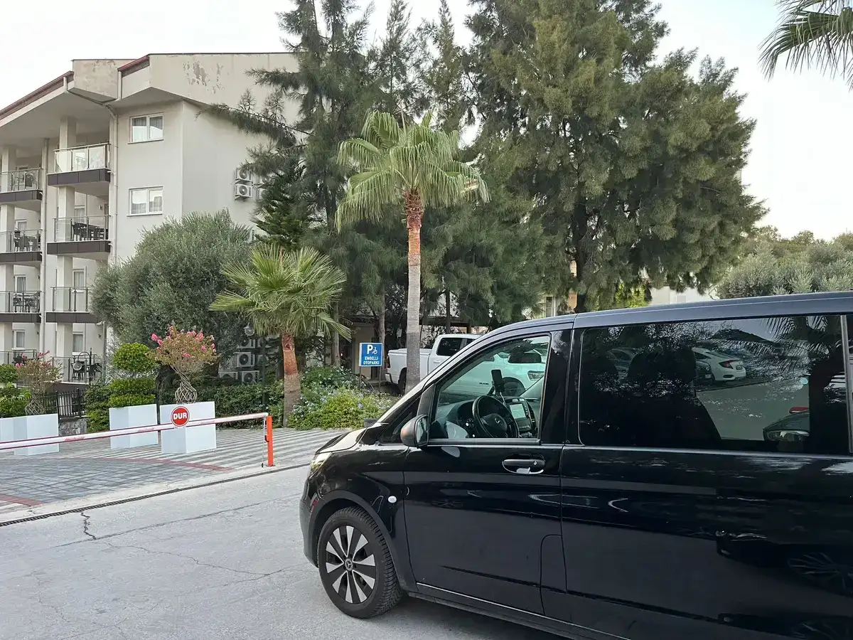 İzmir Havalimanı Seferihisar transfer için özel transfer aracı ve karşılama görseli