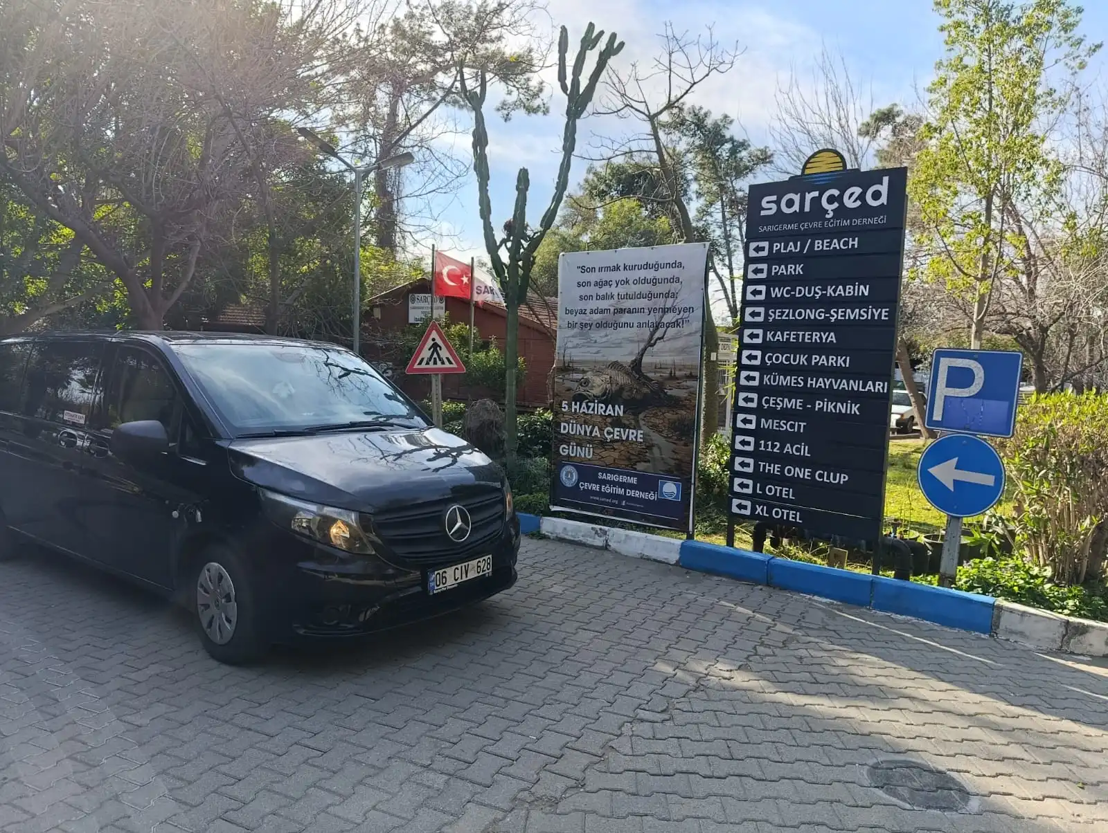 İzmir Havalimanı Selçuk transfer için özel transfer aracı ve karşılama görseli